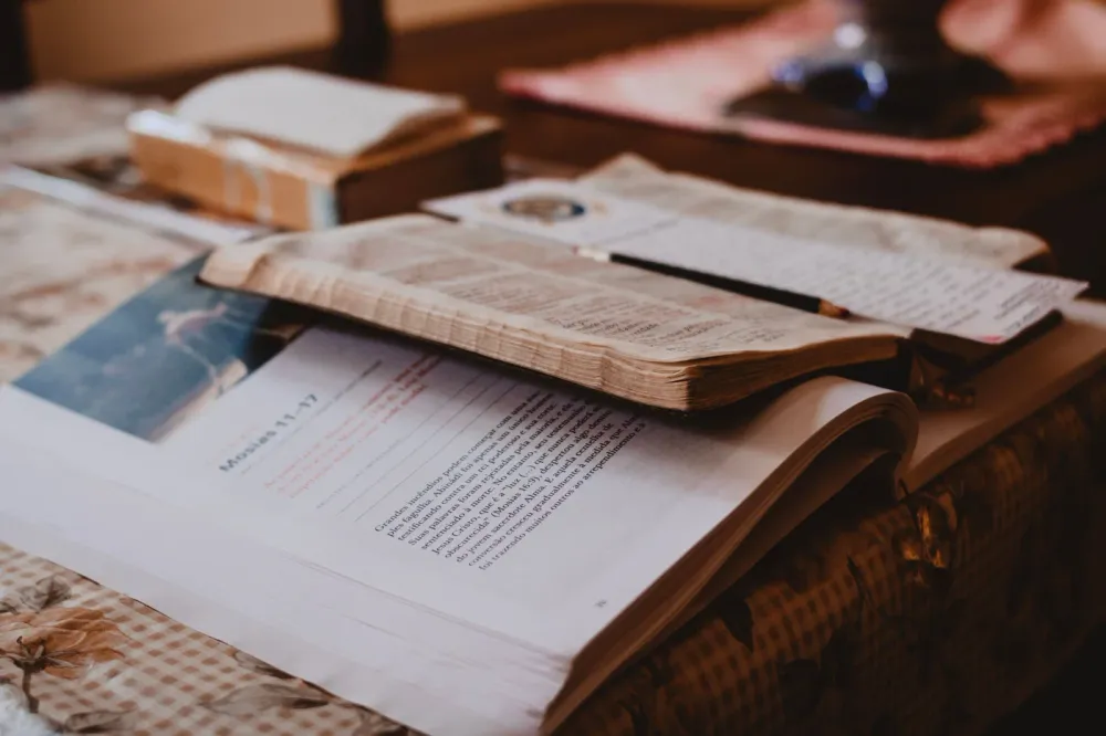 Yon Labib louvri ak nòt etid ekri alamen
